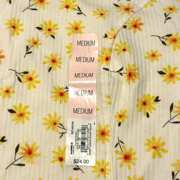 SO | Daisy Print Scoop Neck Crop Tee NEW Medium Floral - Picture 2 of 4